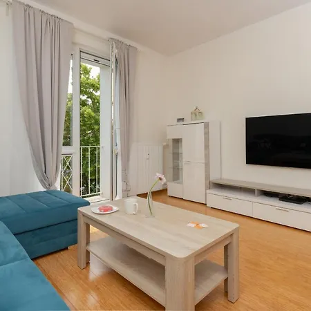 Lägenhet Cozy Batalionow Chlopskich In By Renters *
